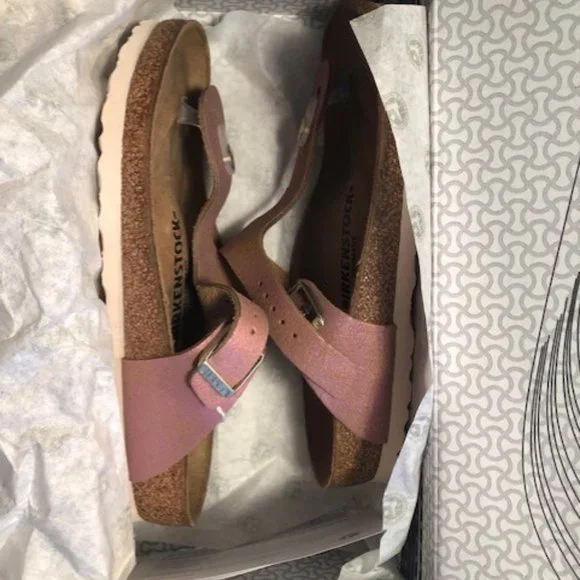 Birkenstock Gizeh BS Leather Thong Sandal. Metallic. Pink. Gold. Size: 6, 7, 10 - Picture 3 of 12